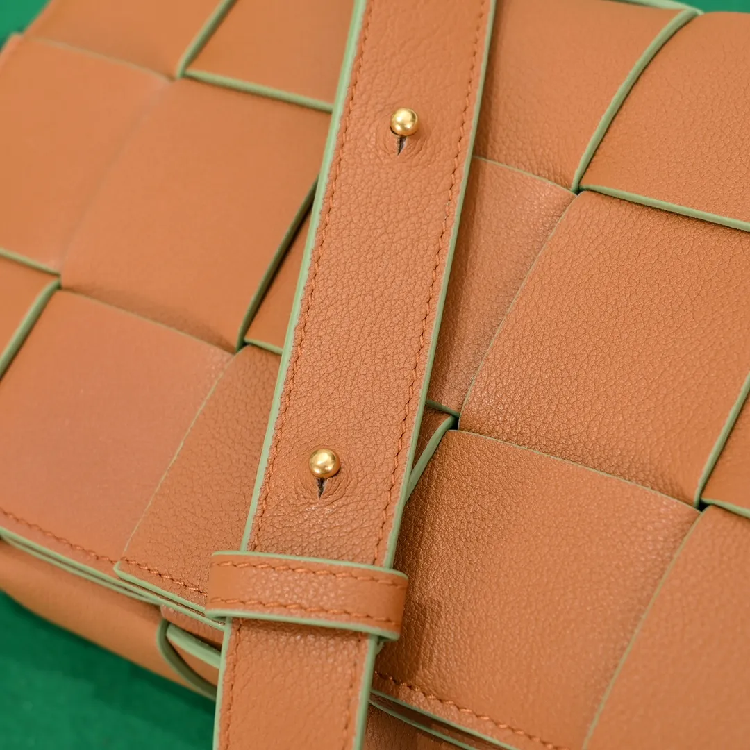 B's new product🎈 cassette litchi pattern with matte leather woven Rubik's Cube bag, triangle logo pattern 🔺🔺☑️ crossbody/clutch bag, square bag shape with classic woven elements, overall retro and tasteful, there are many colors, each color is very high-end, elegant and simple but with a cool style. The upper body is fashionable and classy. I like the soft lambskin. Size 23x15x6cm, model: 6687# litchi pattern